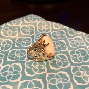 Kendra Scott Jewelry - Kendra Scott Shannon Cocktail Ring in White Pearl Kendra Scott Jewelry - Kendra Scott Shannon Cocktail Ring in White Pearl